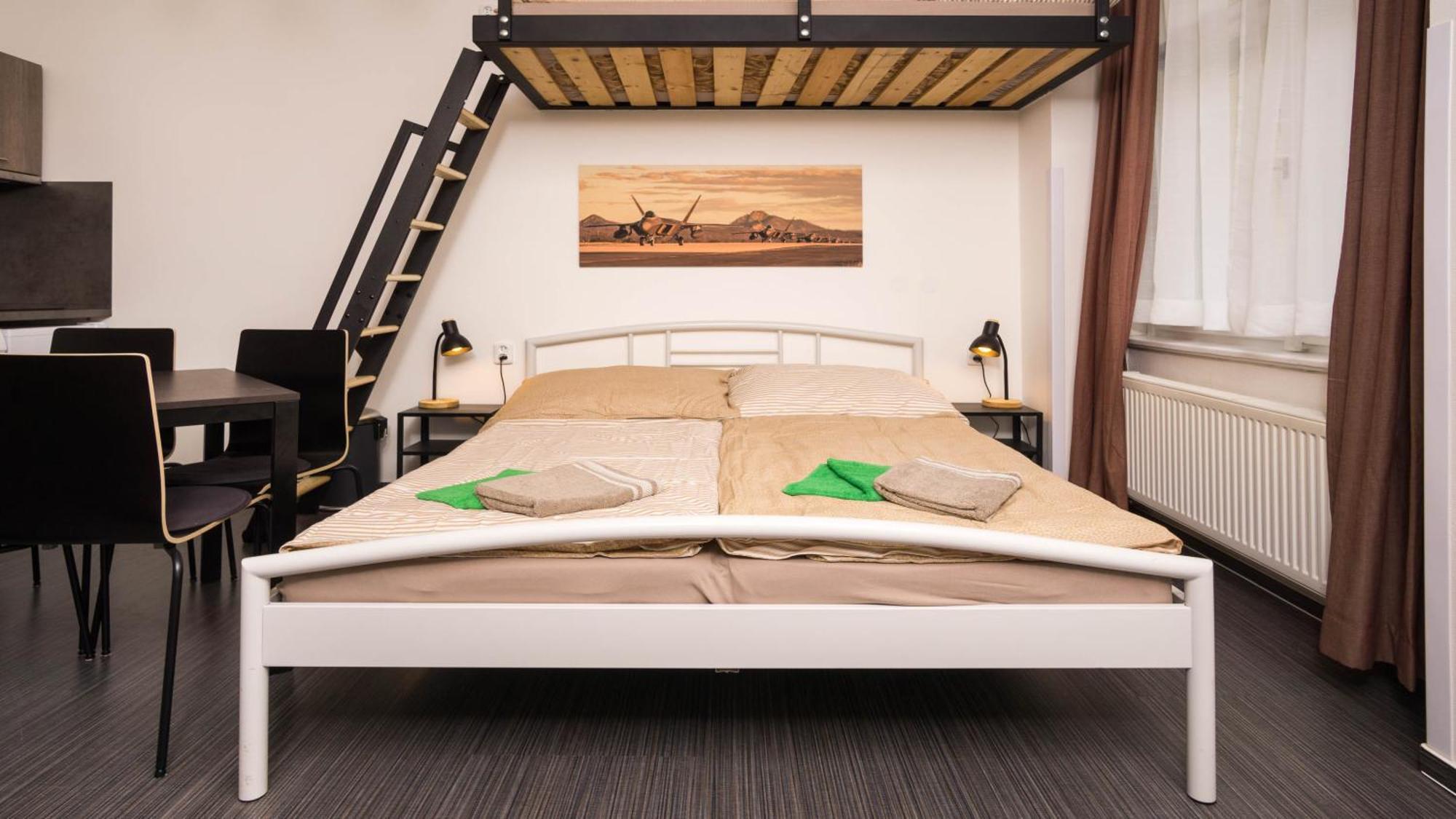 Flying Bed Apartment Close To Prague Castle And Airport Δωμάτιο φωτογραφία